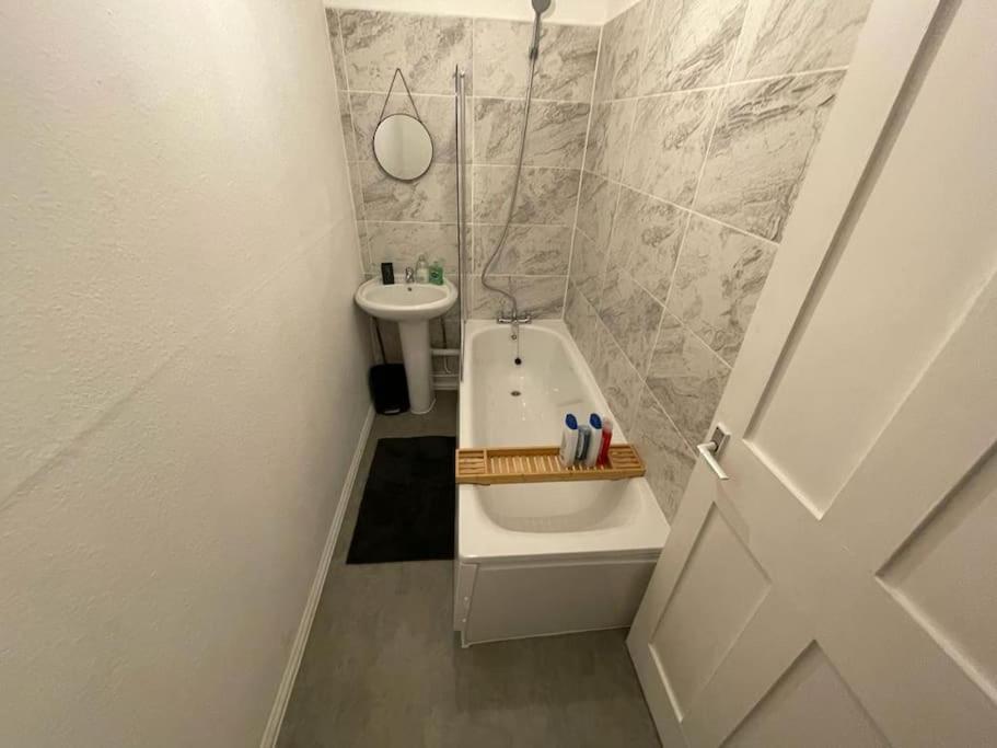 Spacious 2 Bedroom On Tower Bridge London Eksteriør billede