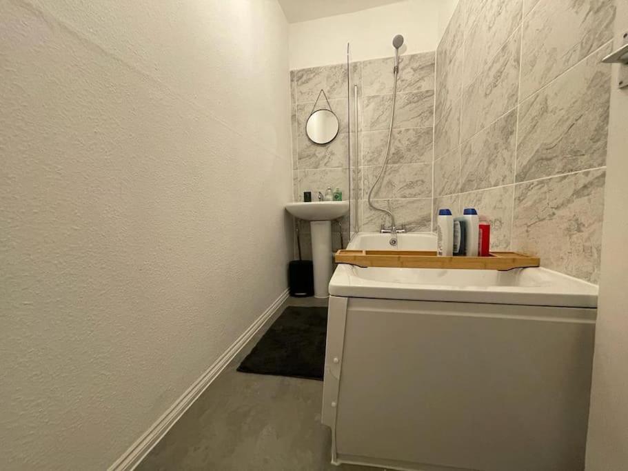 Spacious 2 Bedroom On Tower Bridge London Eksteriør billede